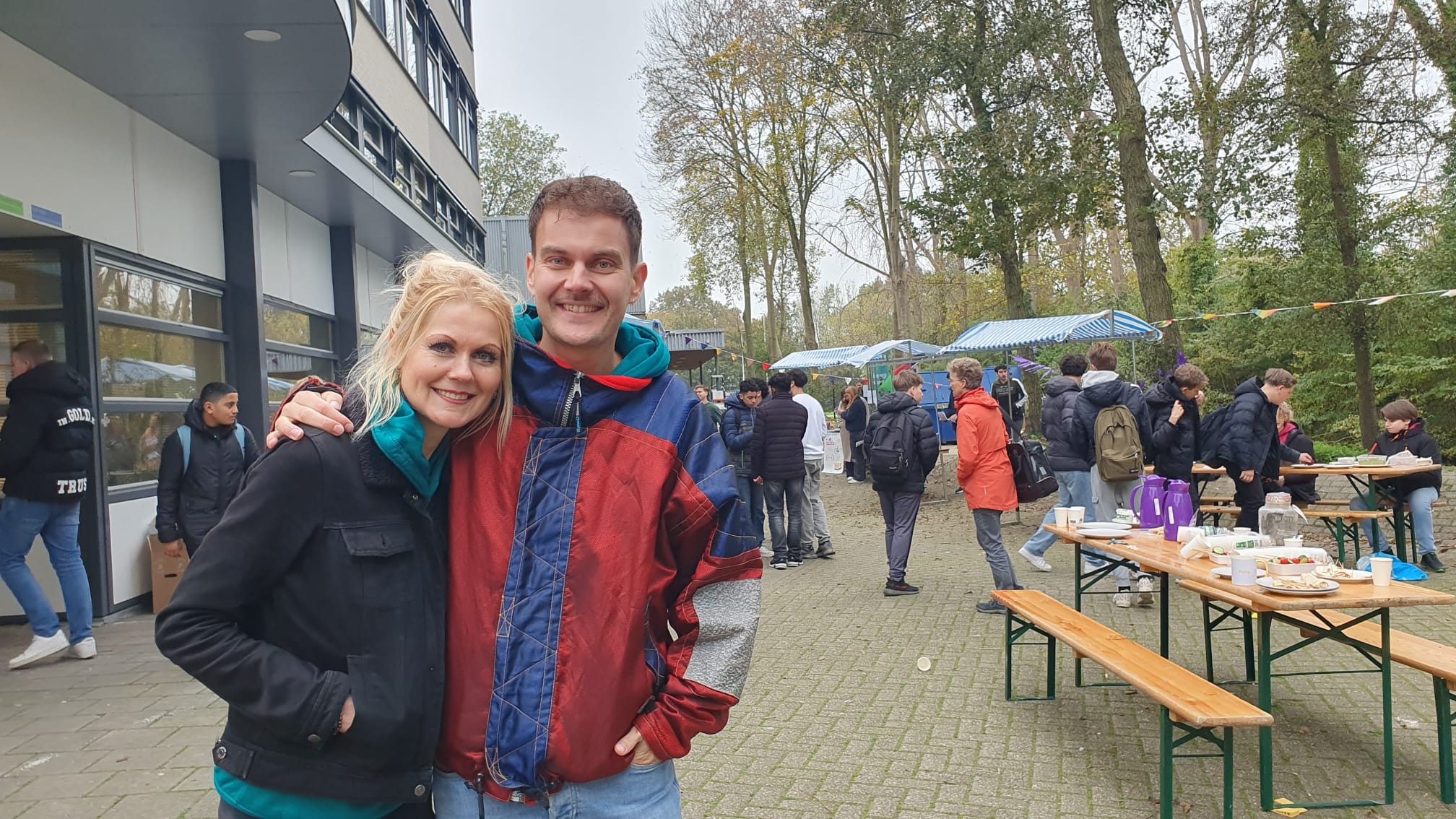 Docenten Mandy van Valkenburg en Philip Dubbeldam bij de Wereldweek