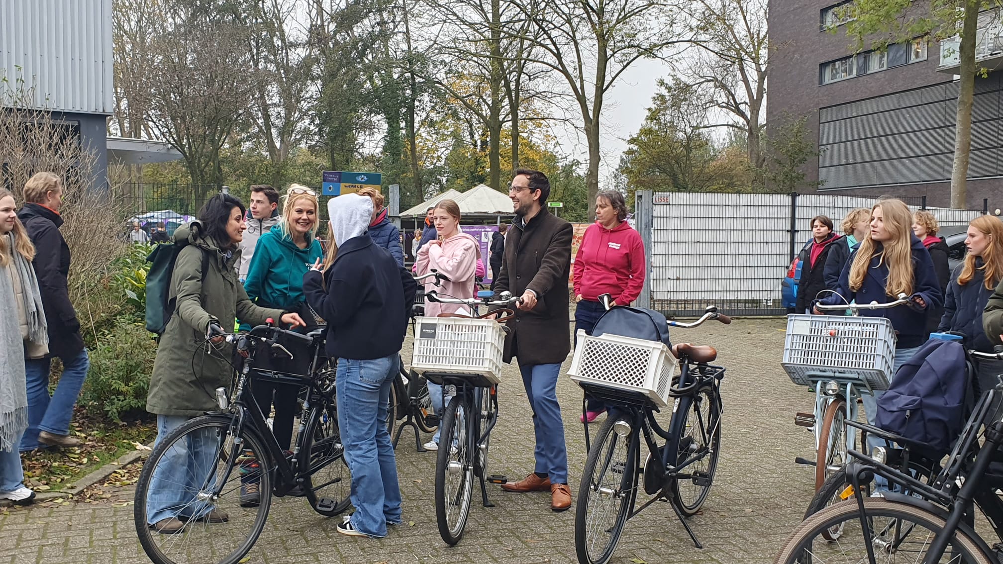 Wethouder Ashley North en leerlingen op "snuffelfietsen"