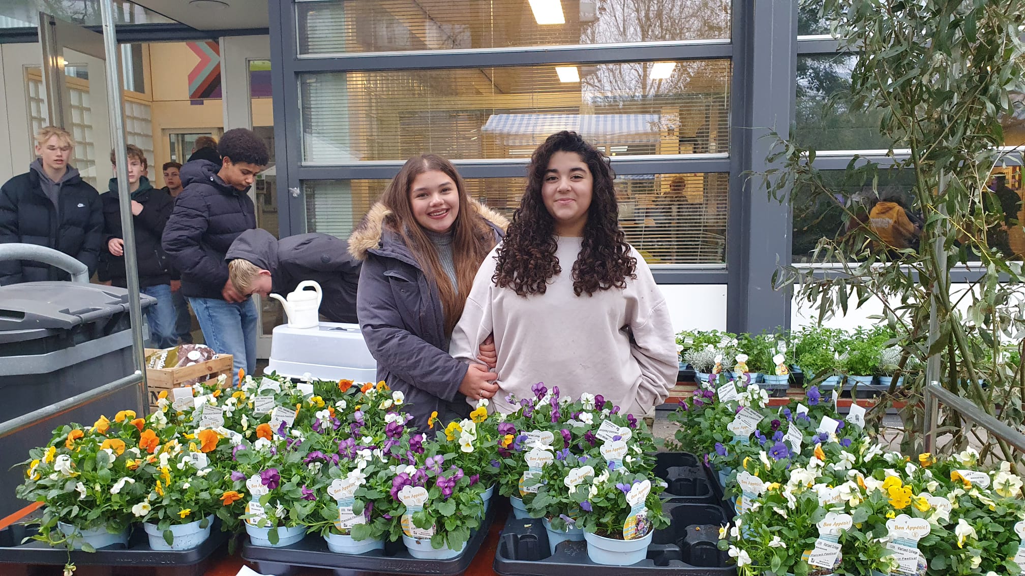 Leerlingen op de plantenmarkt