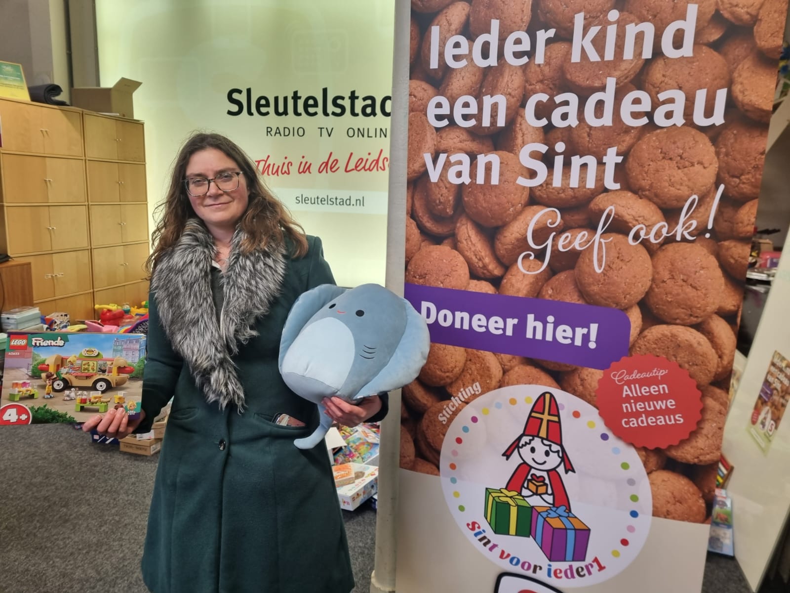 Susan en Denise kwamen met een berg pakjes de redactie binnen