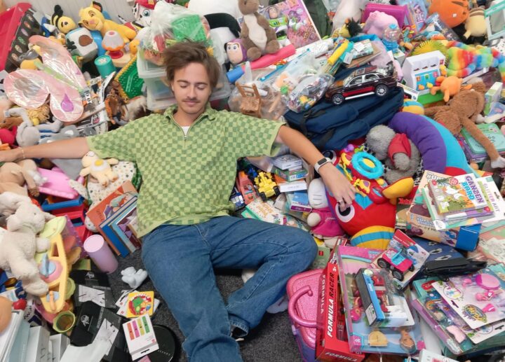 DJ Sven Brandenburg poseert heel voorzichtig tussen de cadeaus