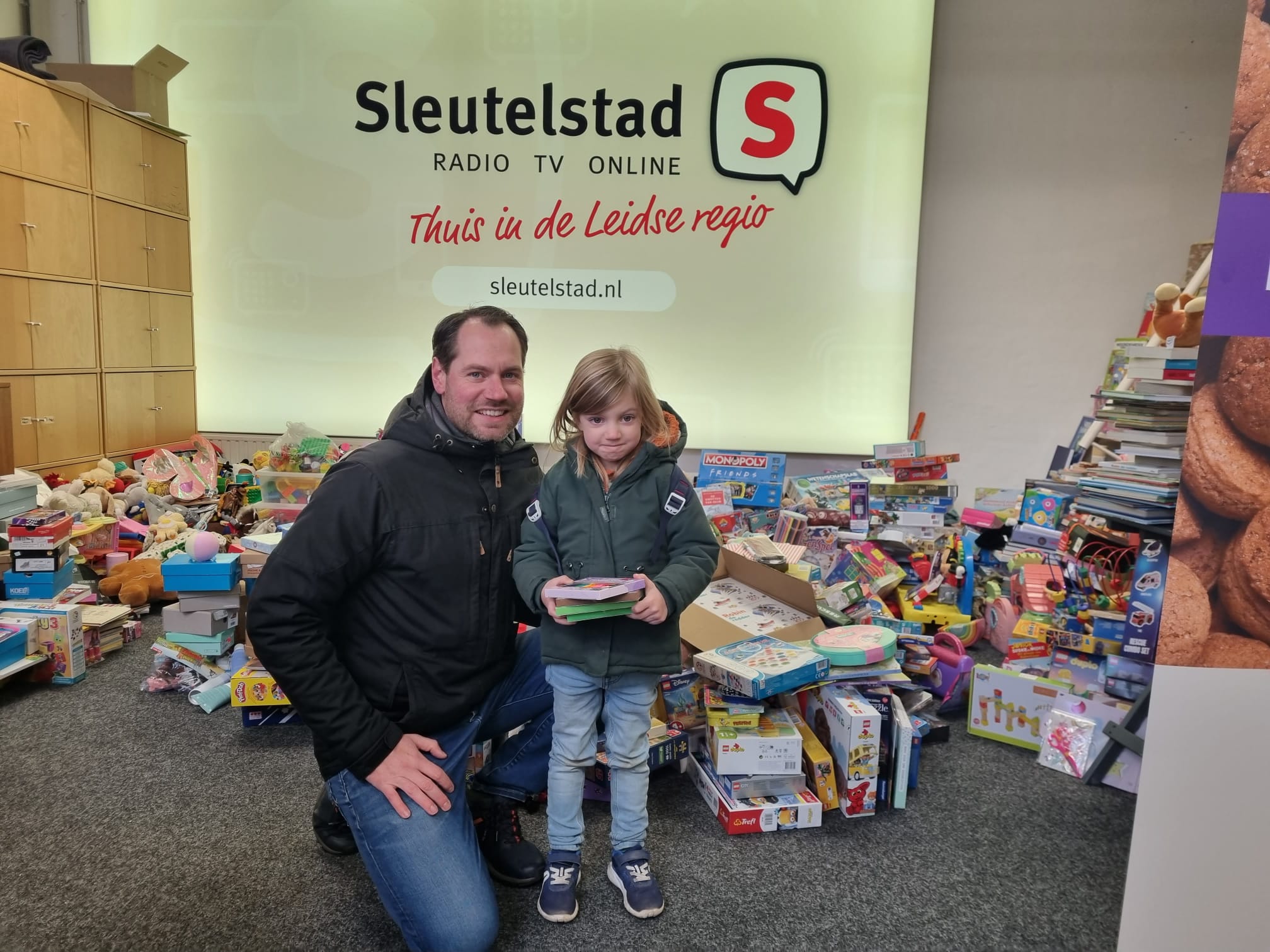 Benjamin en Emma-Ayla brachten een stapel kleurpotloden