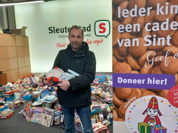 Tom heeft samen met vriendin Mirjam en dochter Nora cadeautjes gekocht voor Sintvoorieder1