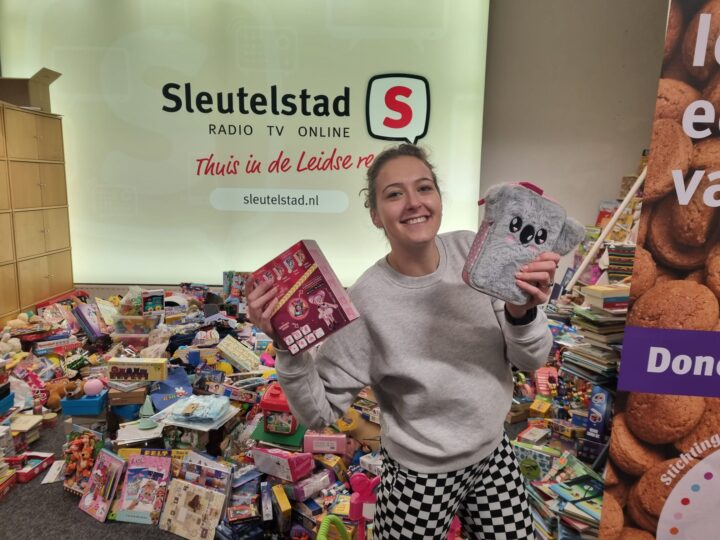 Sleutelstad Nicky G. met met een lading cadeaus namens haarzelf en een collega