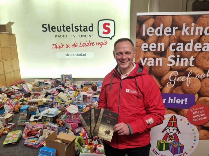 Namens de 3 October Vereeniging bracht Renée een stapel boeken.