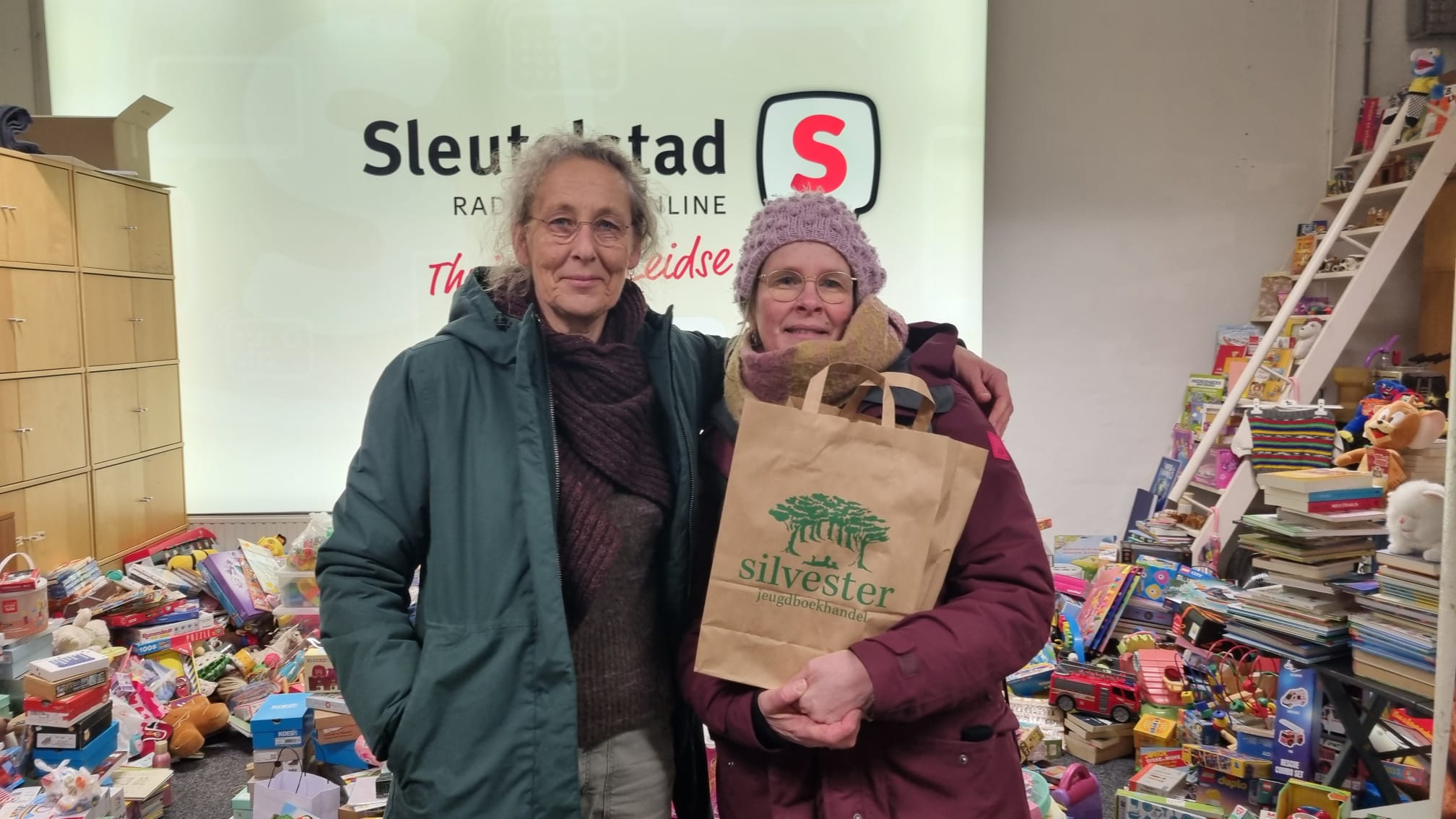 Merit en Inge van jeugdboekhandel Silvester met veel jeugdboeken