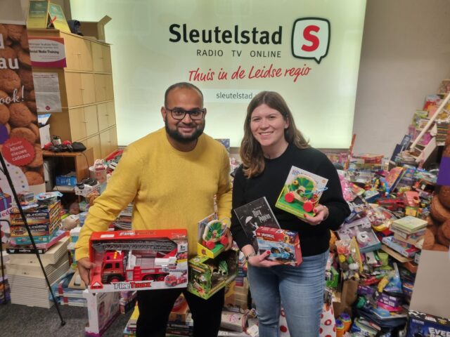 Ricky, Esmee, Bo namens PvdA Leiden kwamen een hele berg brengen.