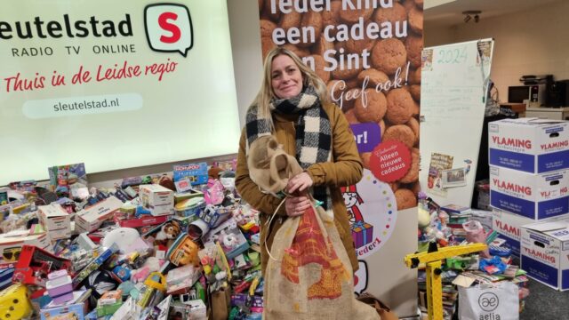 Margot van Sazo Kids & Co bracht een hele zak cadeaus!