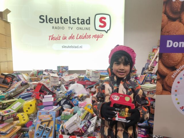 Jayden (5) kwam een eigen uitgekozen cadeau langsbrengen