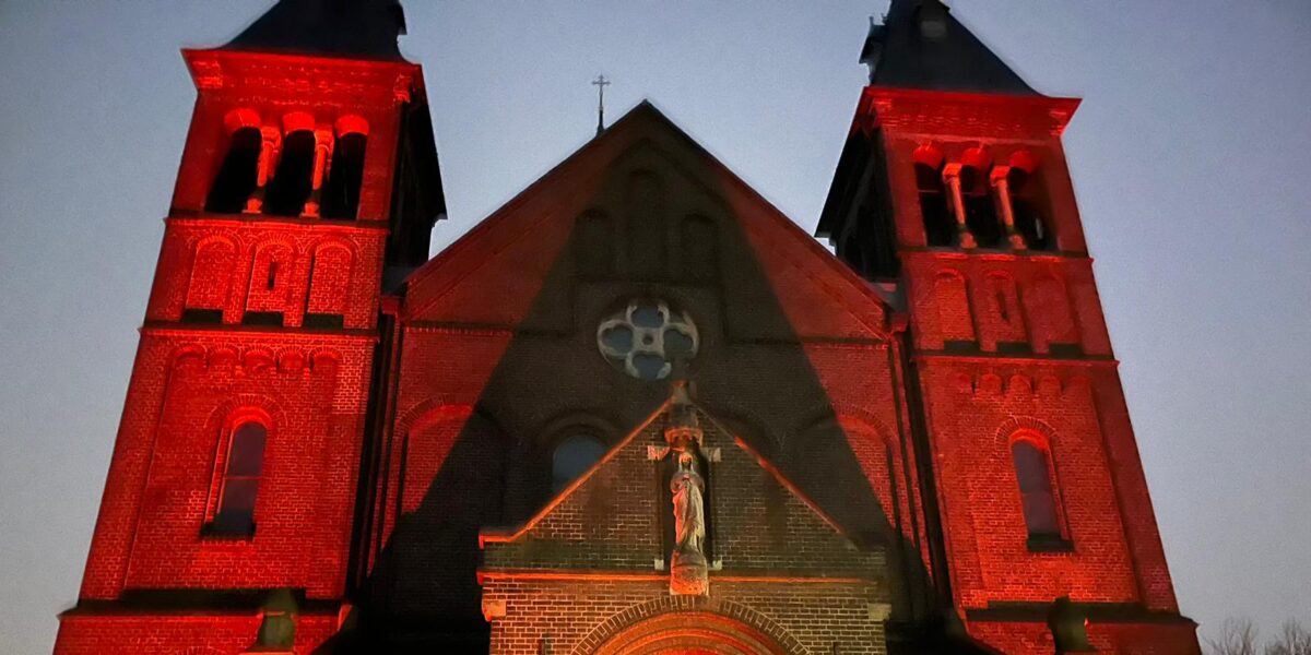 Goede Herderkerk kleurt rood