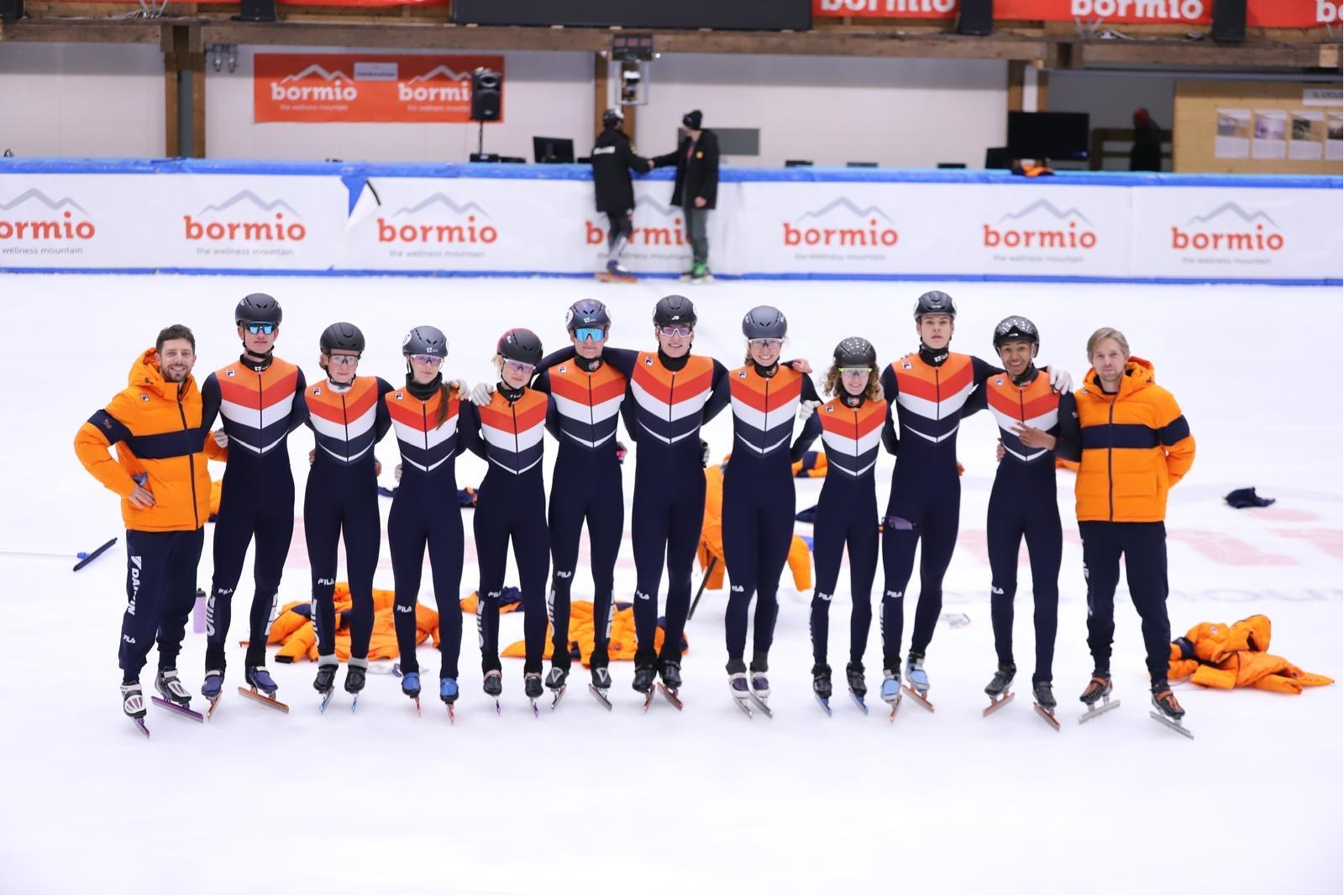 Teamfoto met alle Nederlandse rijders. (Foto: PR #championsiceskating)