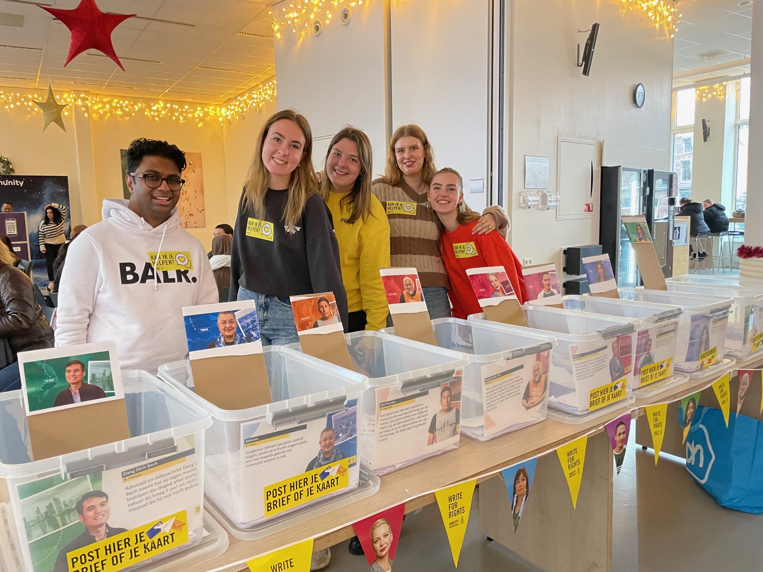 Shivam en Demi (aan de linkerkant) en andere studenten mboRijnland