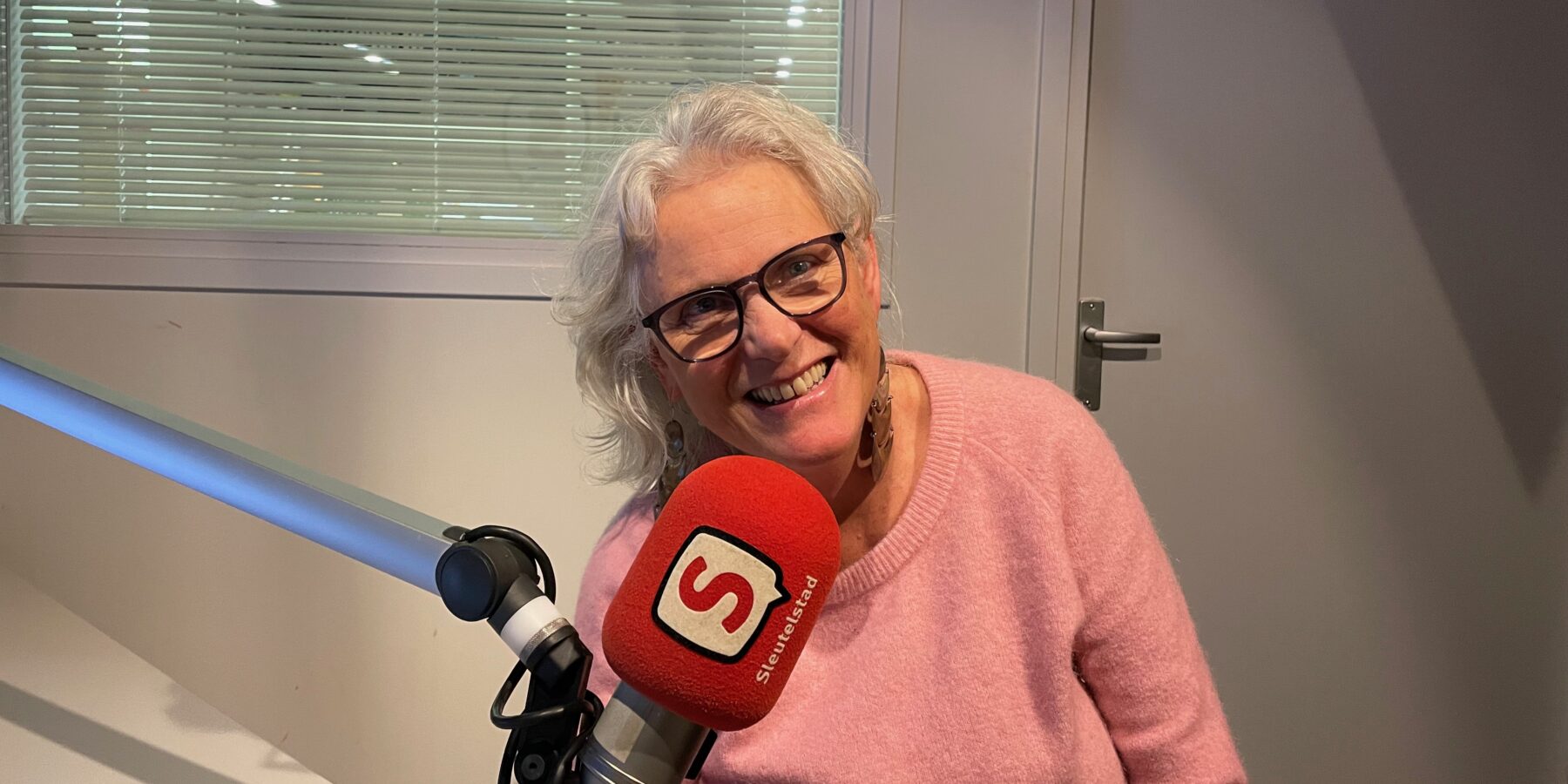 Carolien de Groot in de studio van Sleutelstad