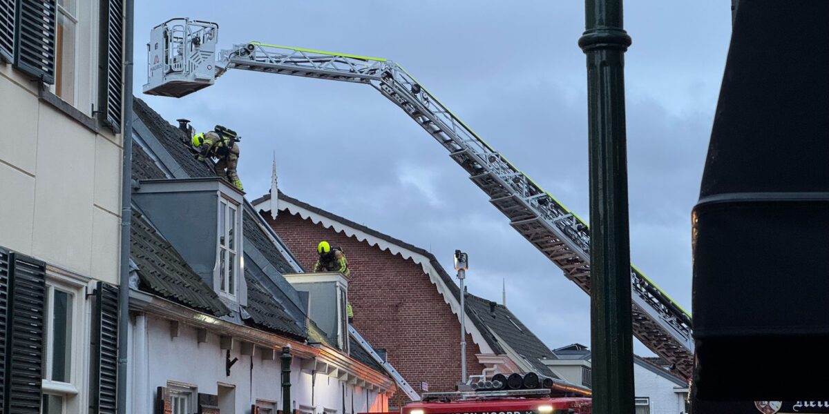 Speciaal brandbestrijdingsteam blust dakbrand in Warmond