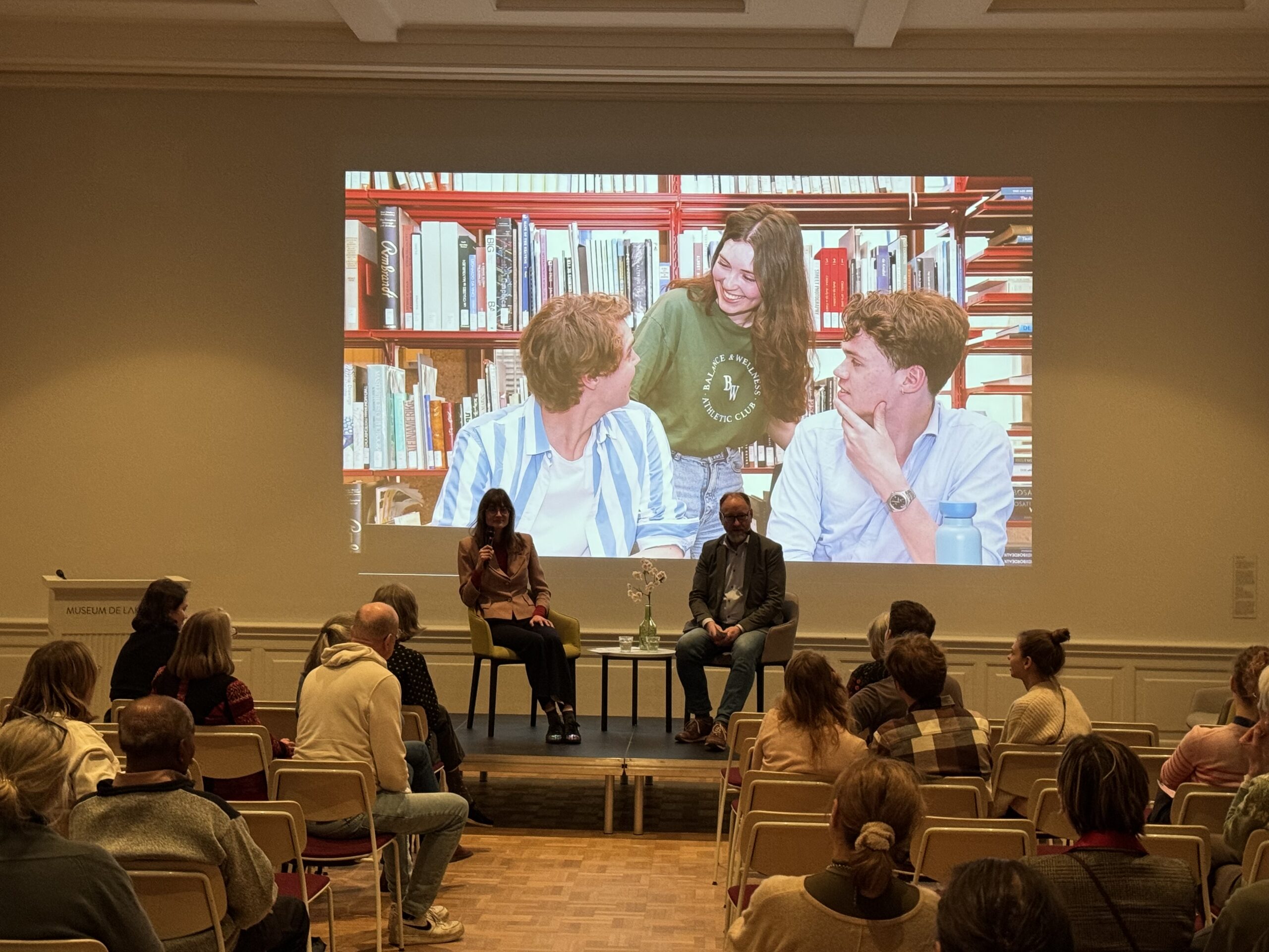 Garrelt Verhoeven in gesprek met modejournalist Anna Roos van Wijngaarden over ‘Studentenmode in de afgelopen 25 jaar’