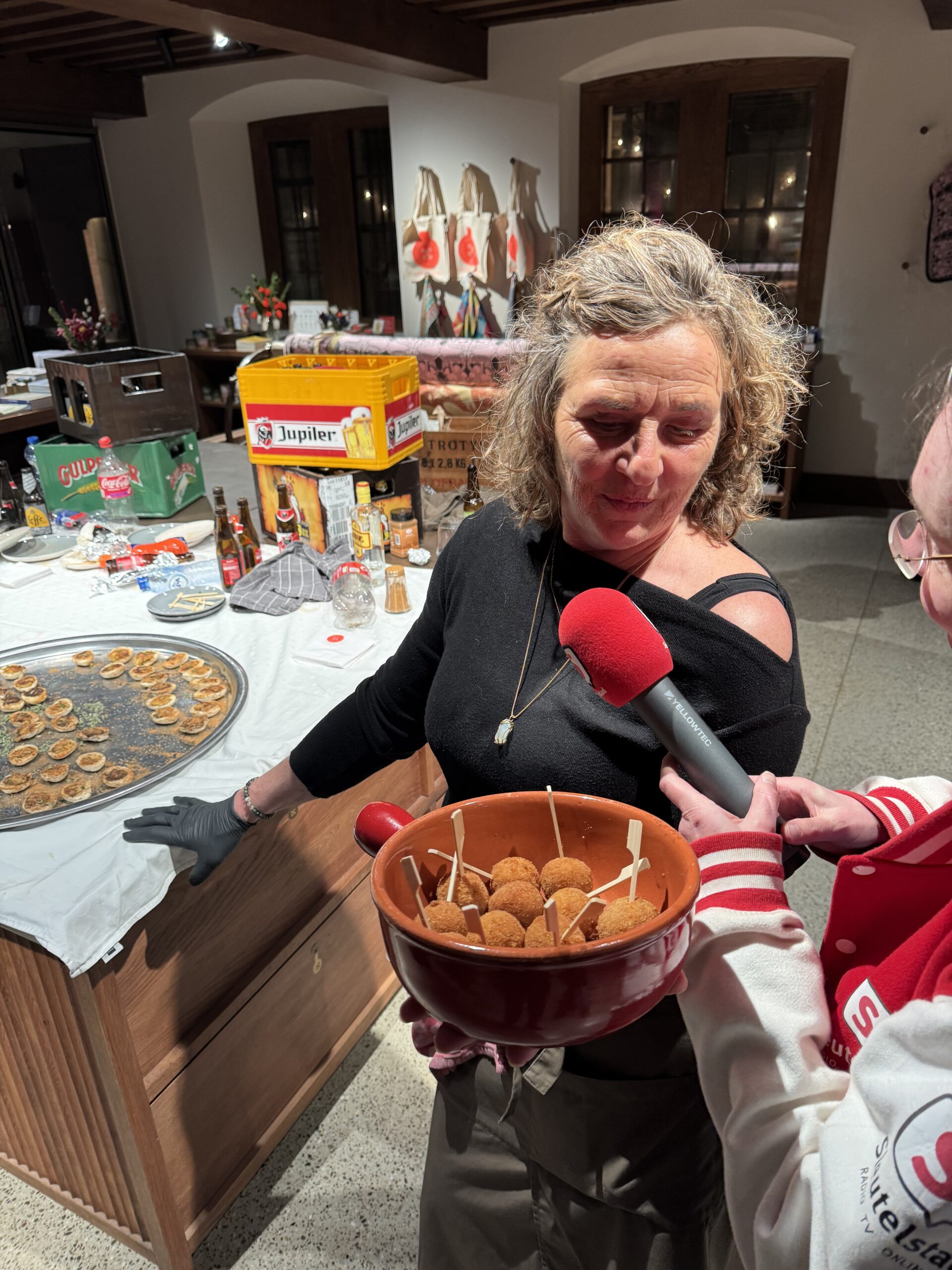 Presentatie van de Leidse Hutspotbal en andere lekkernijen door Annet van der Poel