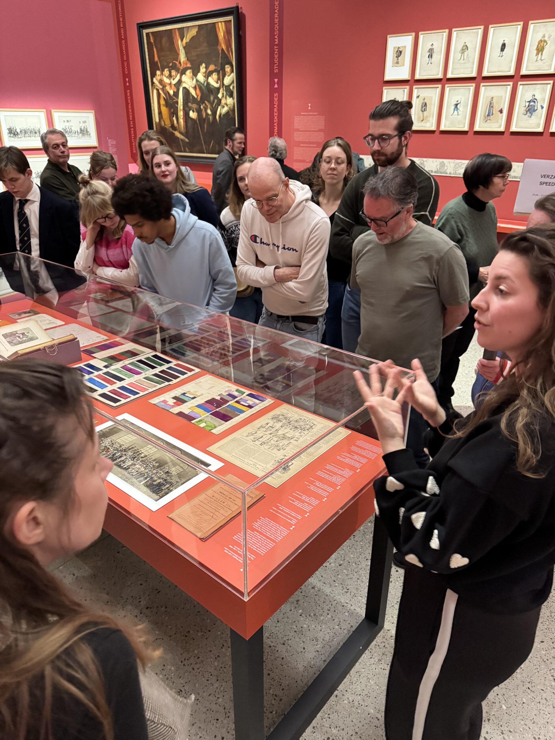 Speedcollege over de Leidse Studenten Maskerade in de tentoonstelling