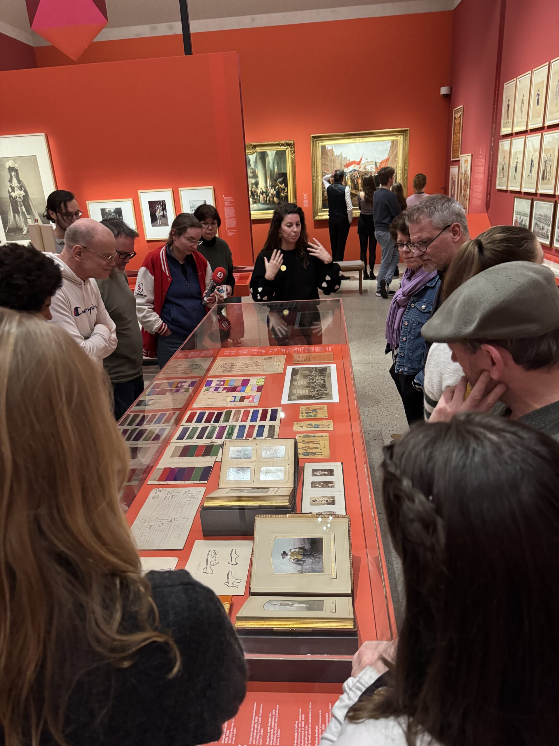 Speedcollege over de Leidse Studenten Maskerade in de tentoonstelling