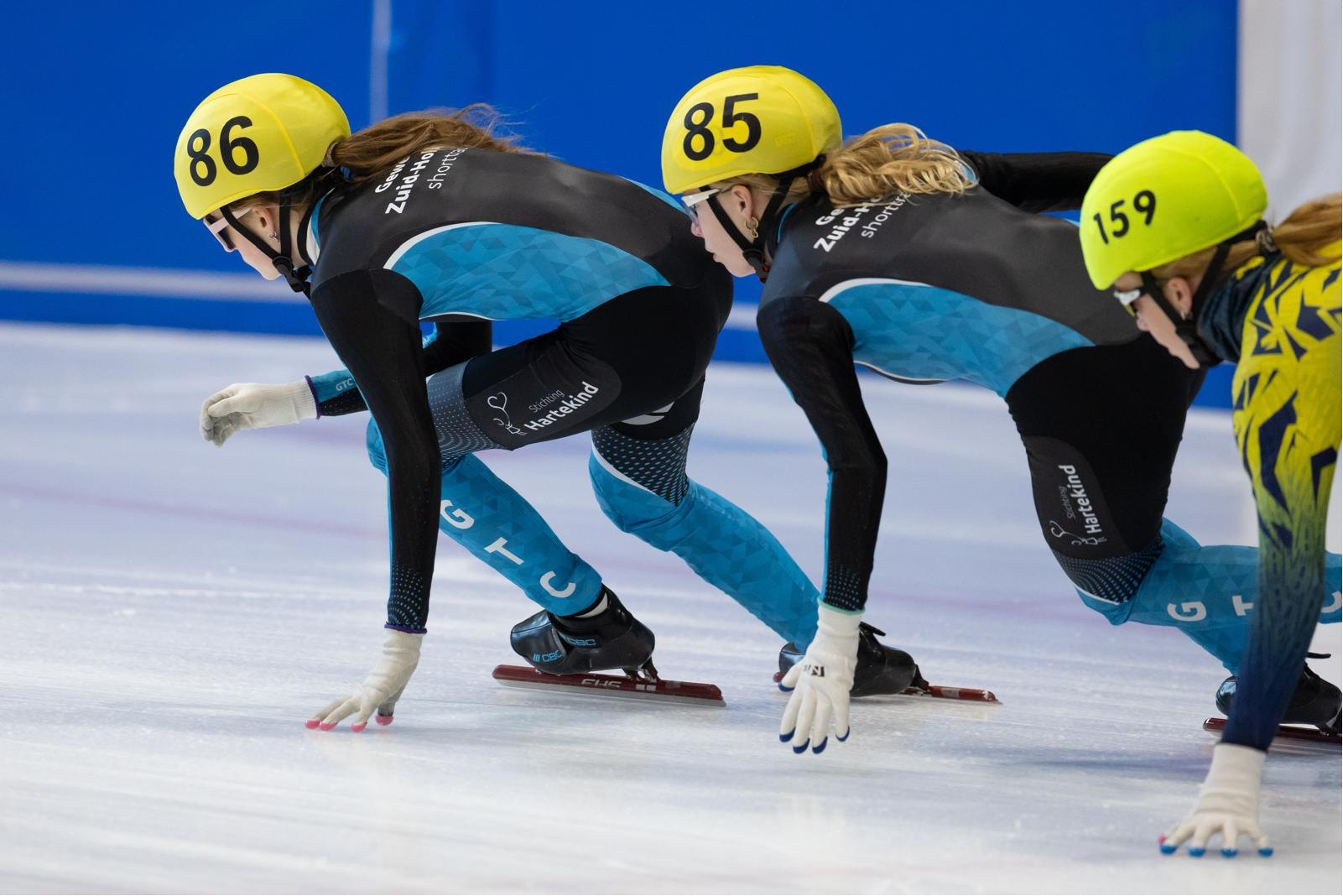 Maartje Toornvliet en Annika Ouweneel in actie. (Foto: Shorttrack Luxembourg, Bibi)
