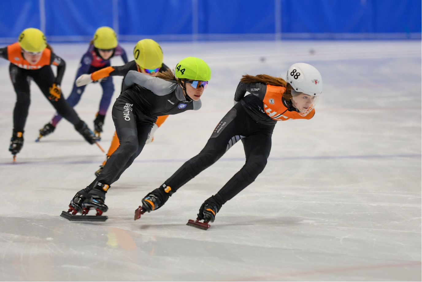 Lise Holkers in actie, met Vivienne Bodijn op de achtergrond. (Foto: Maarten Holkers)