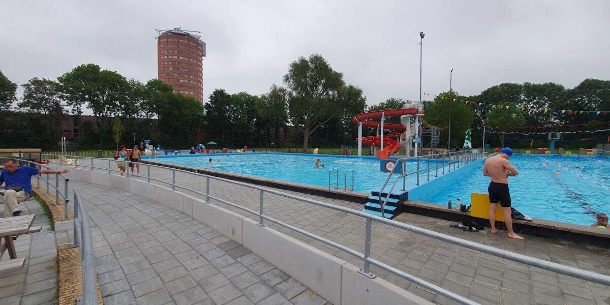 Buitenzwembad De Vliet dankzij warm weer langer open