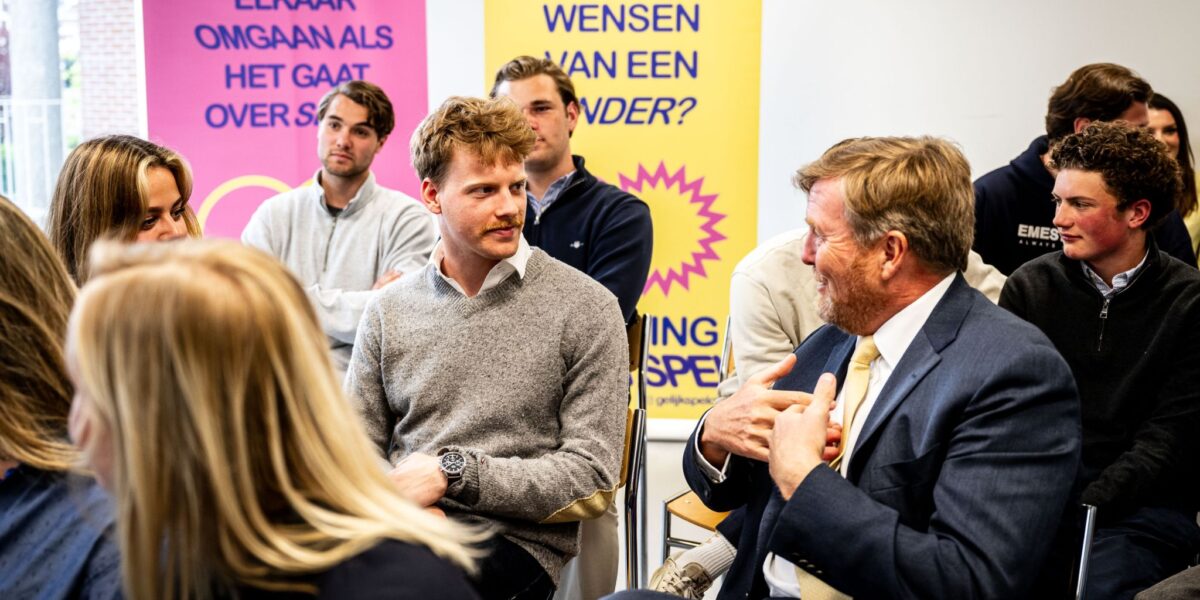 Koning Willem-Alexander aan tafel met studenten over seksueel overschrijdend gedrag