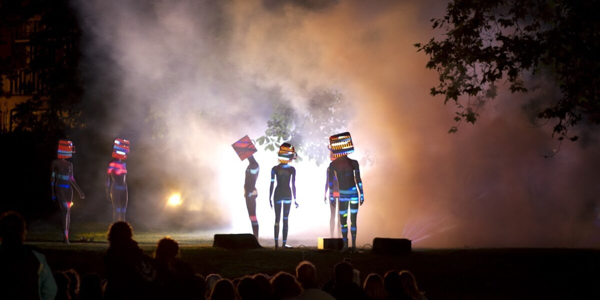 Schemerstad viert vijftienjarig jubileum met acrobatiek op het Leidse water