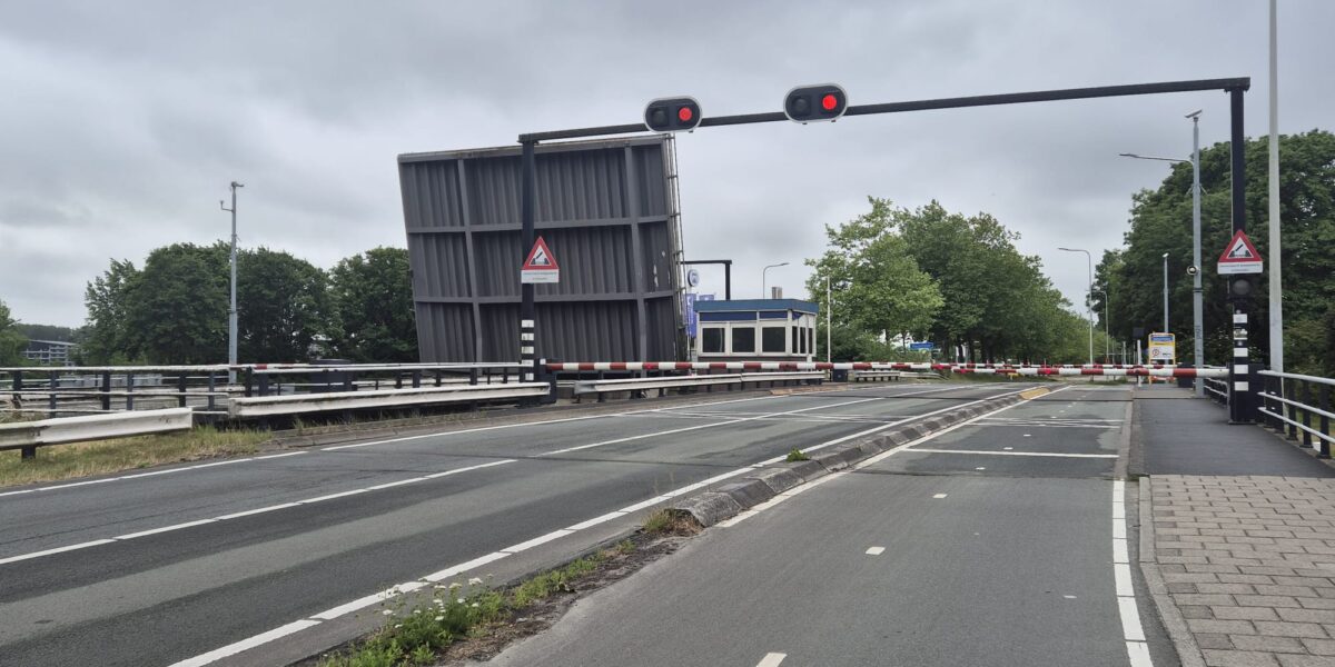 Hooghkamerbrug voor de zoveelste keer in storing