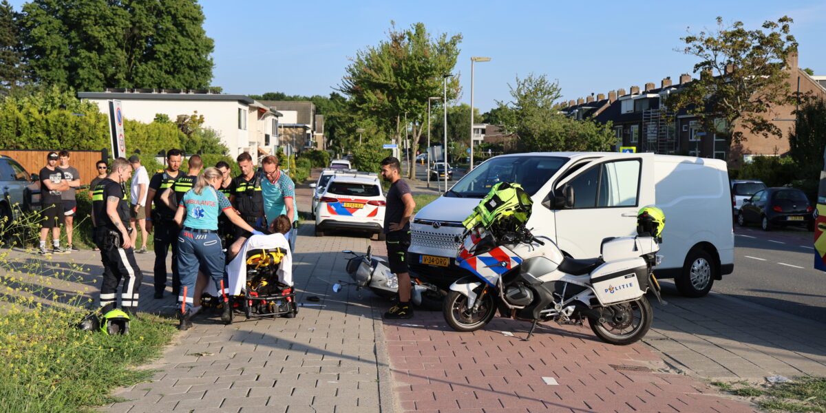 Gewonden bij aanrijding tussen bestelbus en scooter