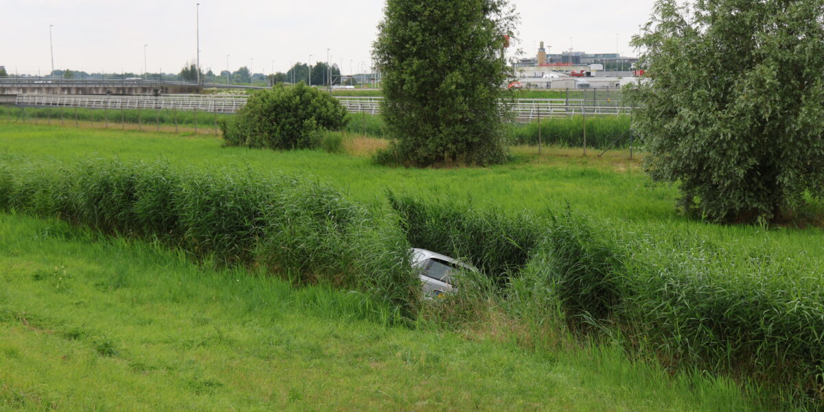 Auto belandt in sloot naast A4