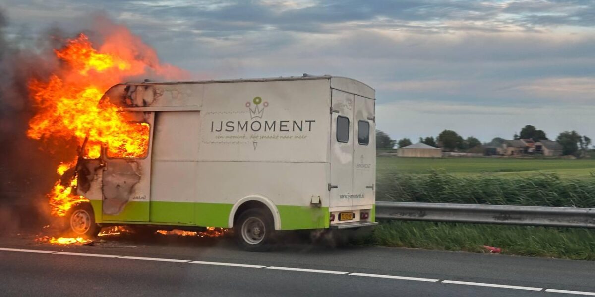 Verkoopwagen van ijs brandt uit langs snelweg