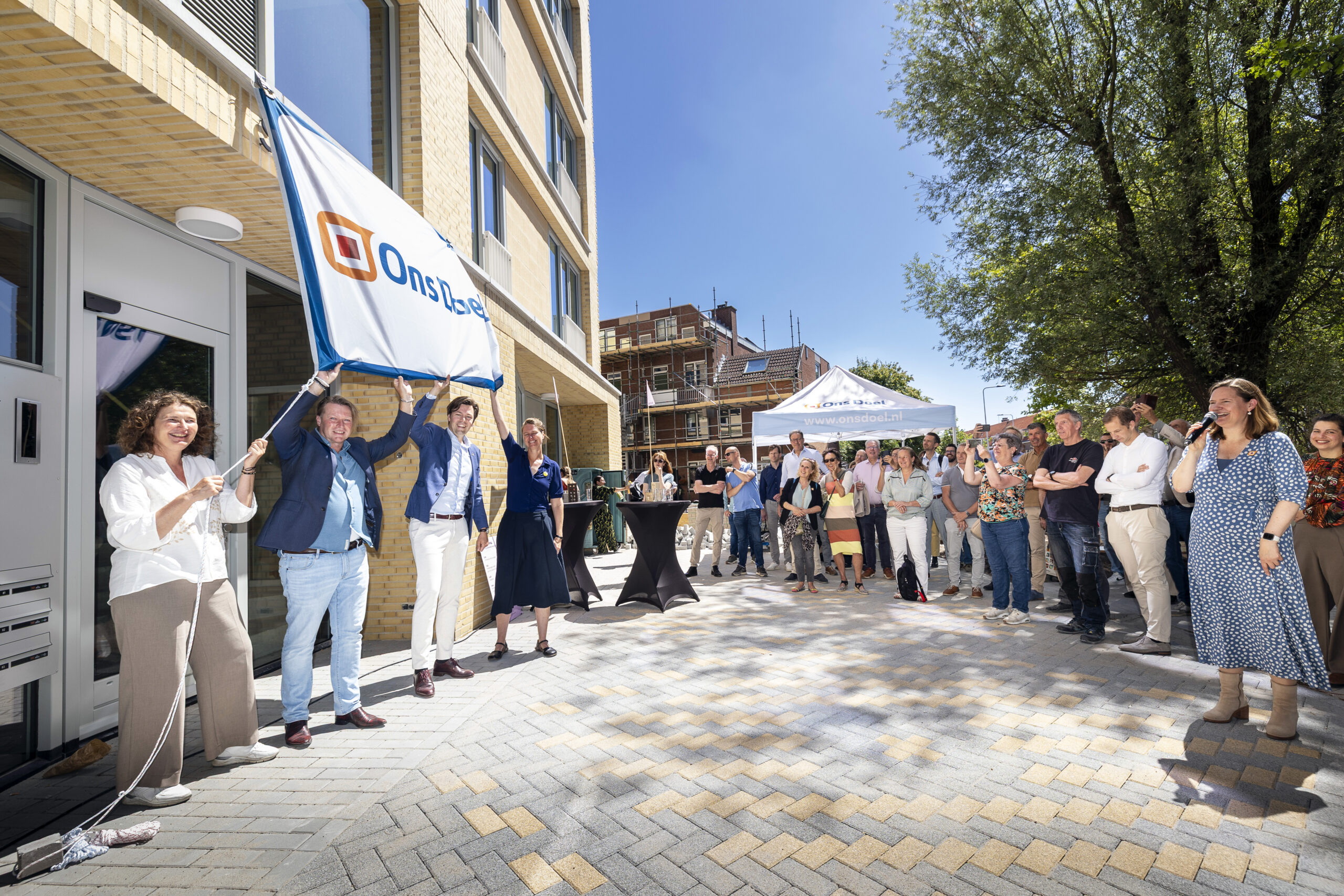 Onthulling naam Sumatrahof met Carolien Schippers (Ons Doel), Julius Terpstra (wethouder), Ianthe Manting (architect) en Fred Gressie (De Haardstee).