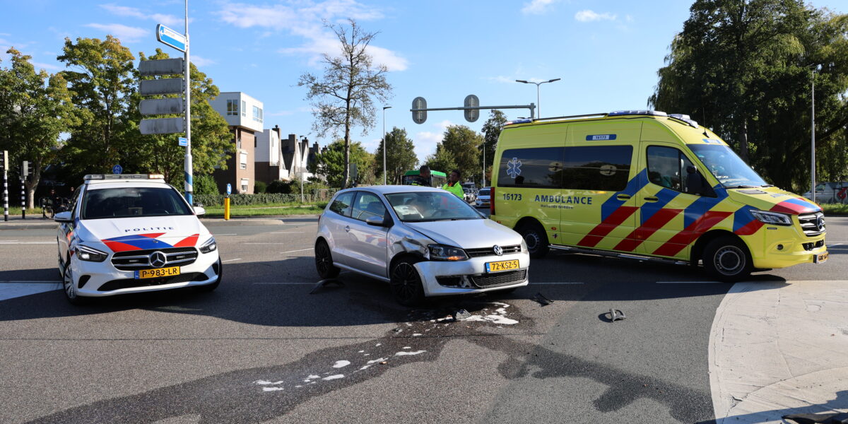 Botsing op drukke kruising: mogelijk veroorzaakt door defecte verkeerslichten