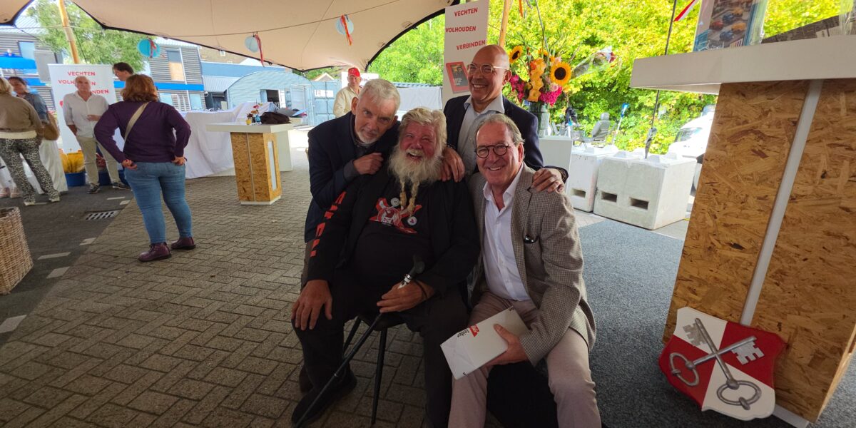 Stichting achter parkeerterrein Haagweg laat grafsteen Pieter van der Werf restaureren