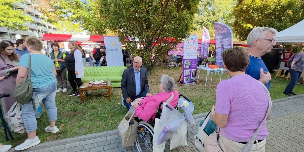 Koffie drinken met gemeentebestuur Leiderdorp op jaarmarkt