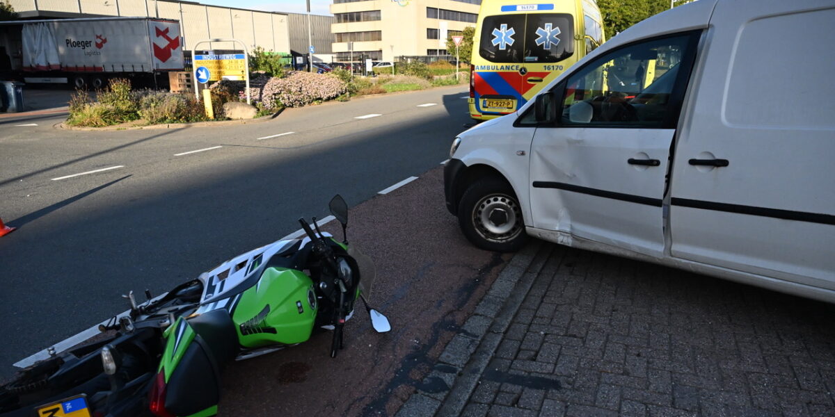 Busje en motor botsen op Industrieweg Zoeterwoude