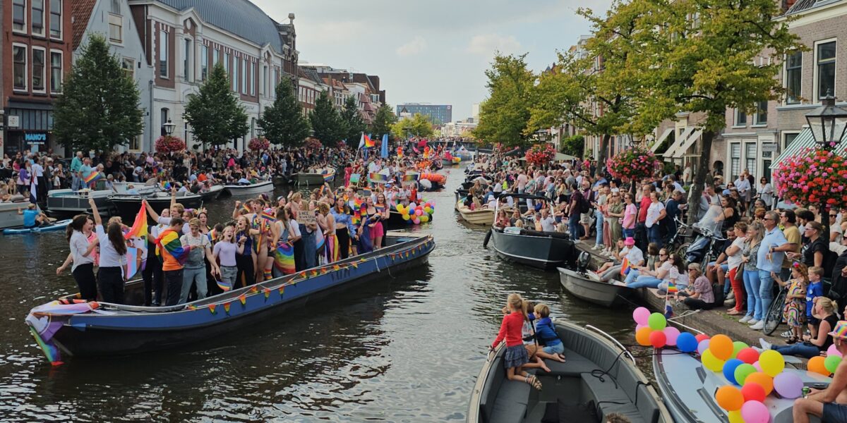 Kijk de botenparade van de Pride Leiden terug