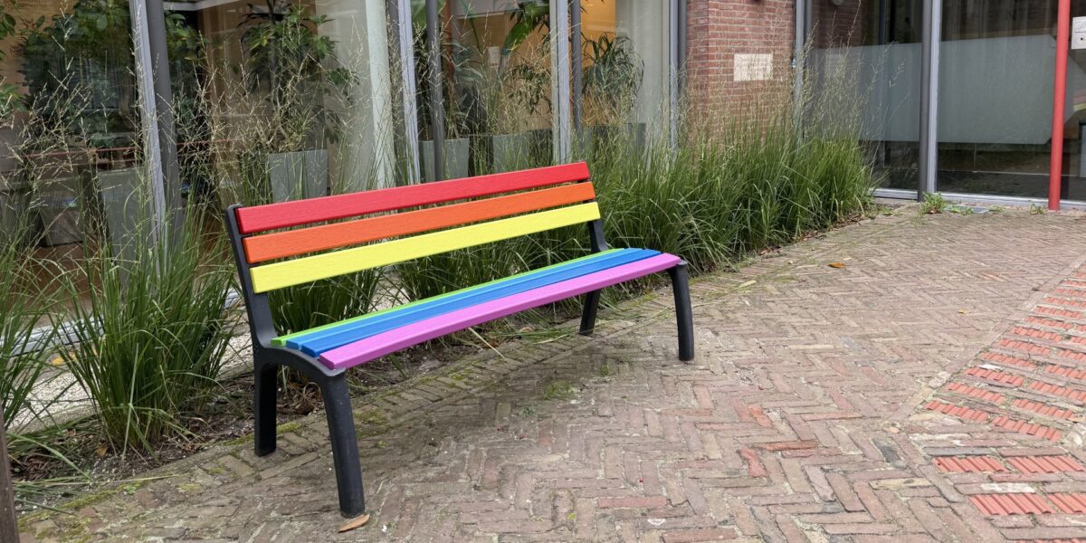 Leiderdorp krijgt regenboogbank bij gemeentehuis