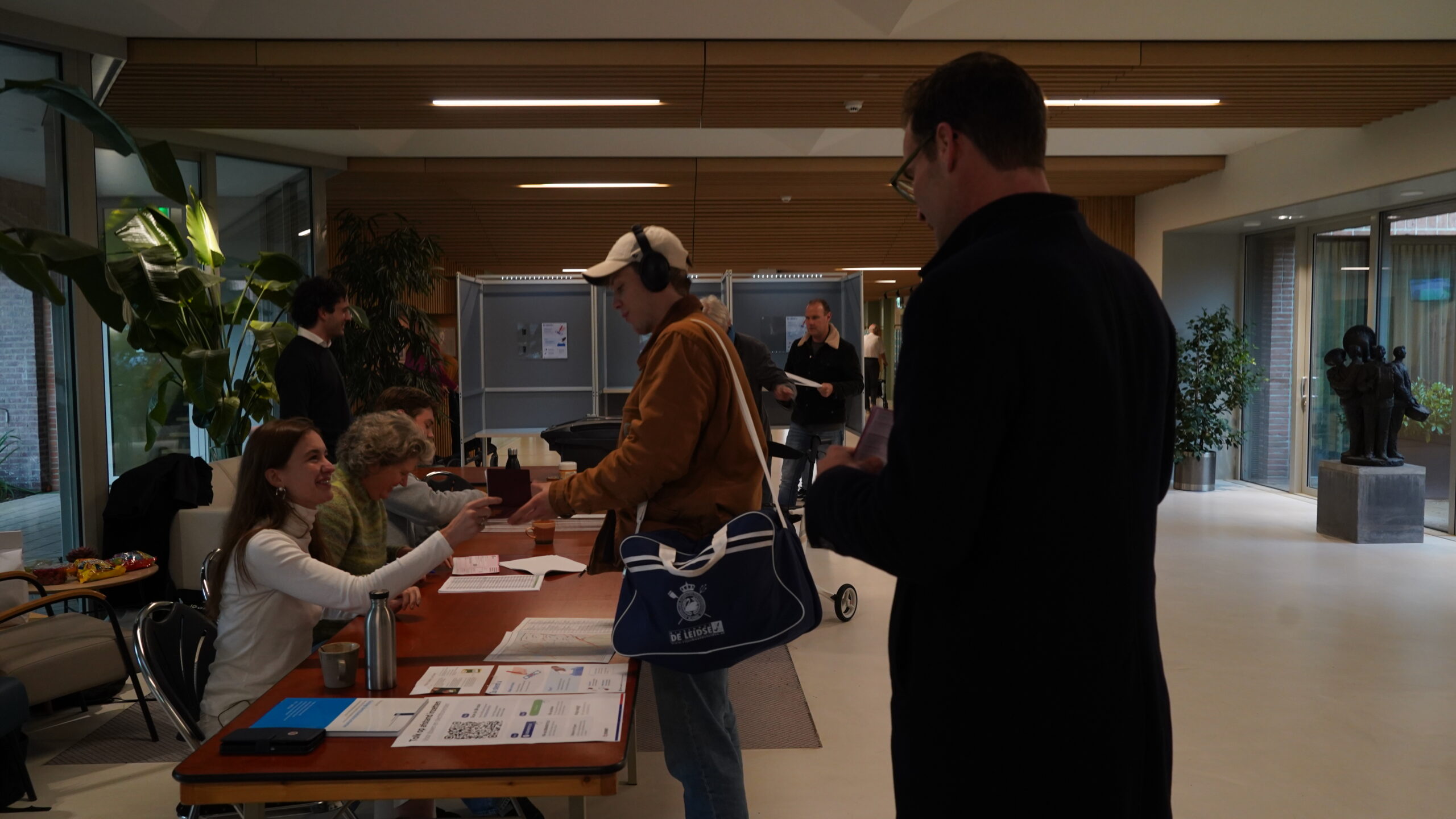 Burgemeester Heijkoop brengt zijn stem uit in Serviceflat Schouwenhove