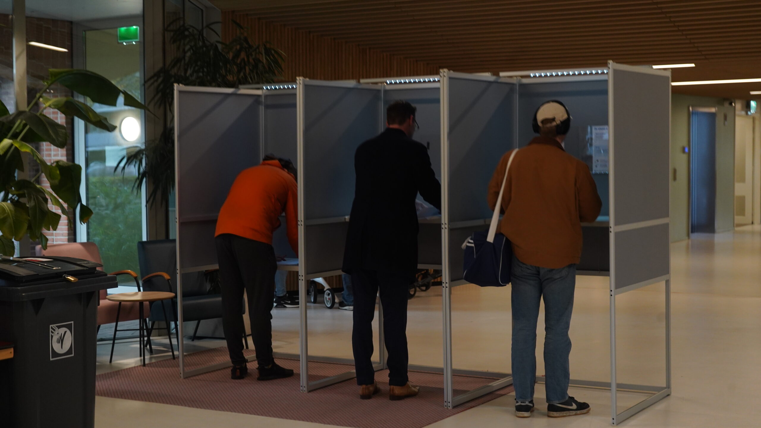 Burgemeester Heijkoop brengt zijn stem uit in Serviceflat Schouwenhove