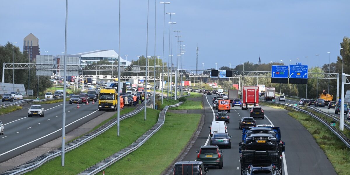 Auto's botsen op A4 bij Leiden