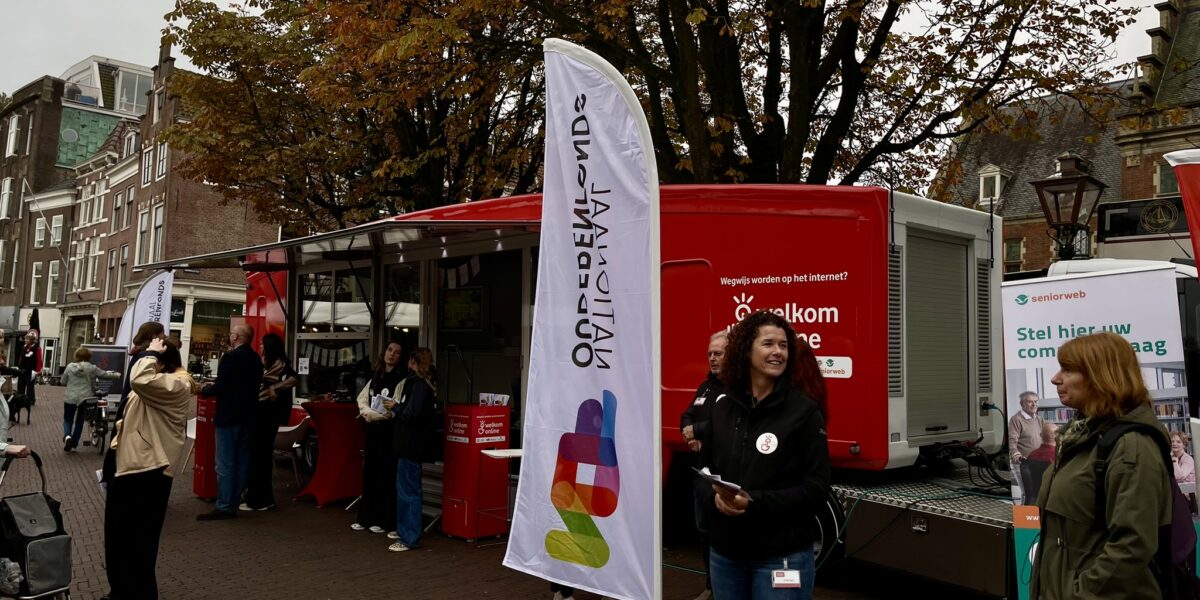 Digibus op de Leidse markt helpt ouderen met digitale vragen | Sleutelstad