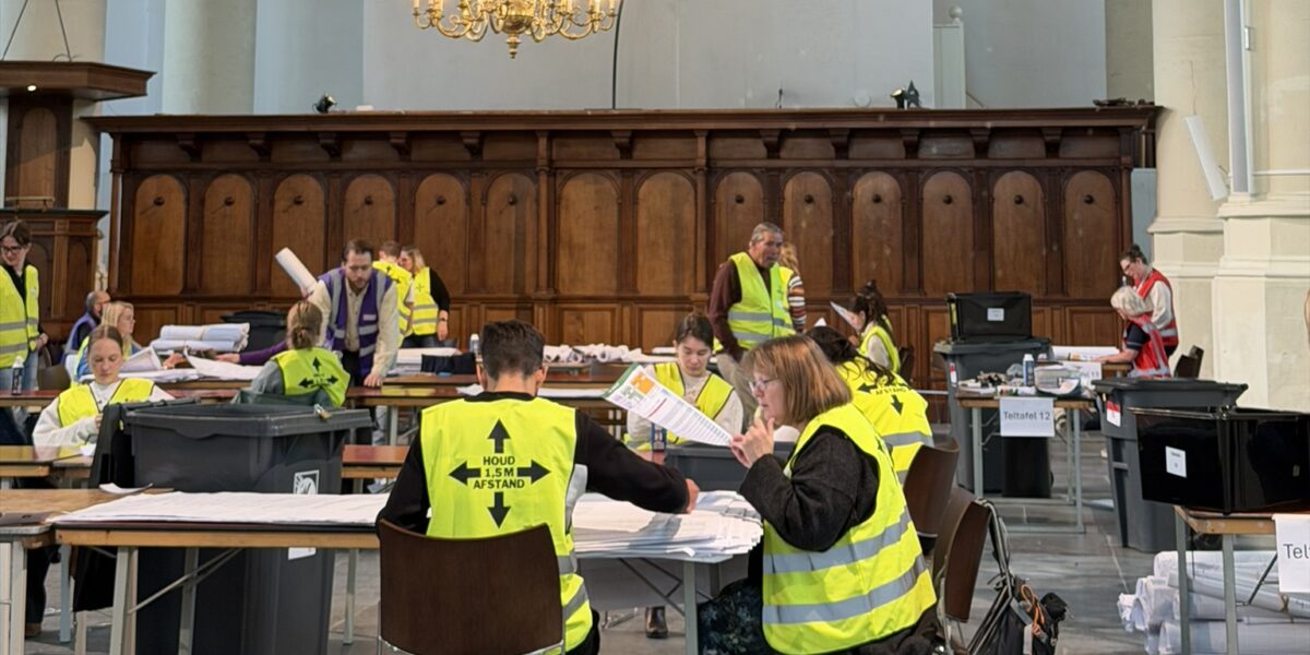 Stemmen tellen in de Hooglandse Kerk: ‘Een geoliede machine’