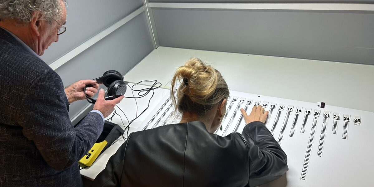 Bijna blinde burgemeester Leiderdorp brengt stem uit met speciale stembox