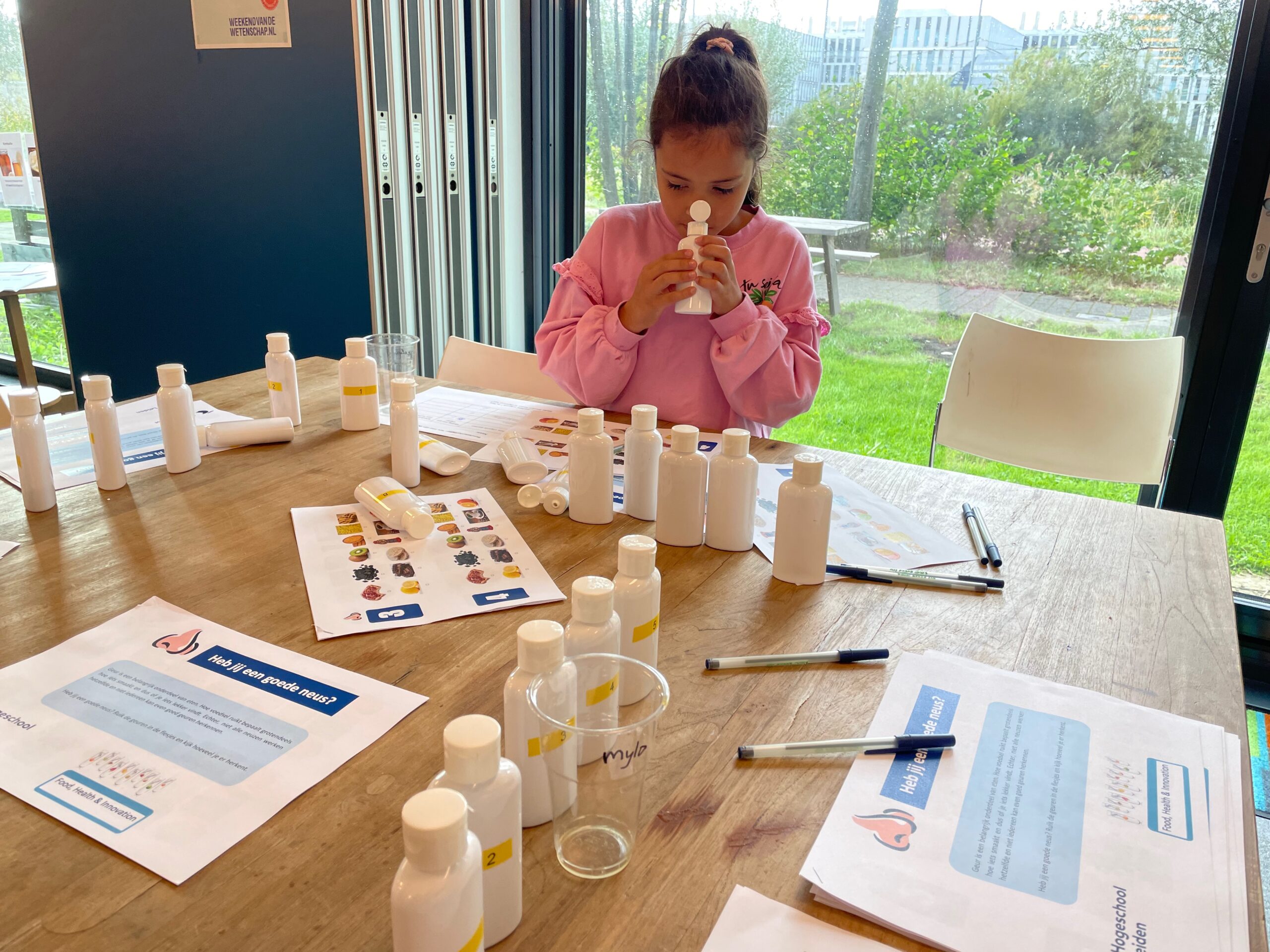 Julia ruikt banaan en koffie