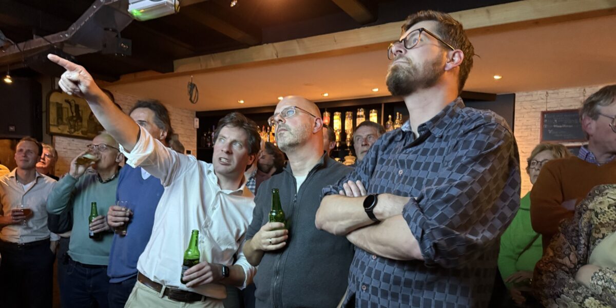 D66 in Voorschoten de grootste, politici kijken samen naar de uitslagen