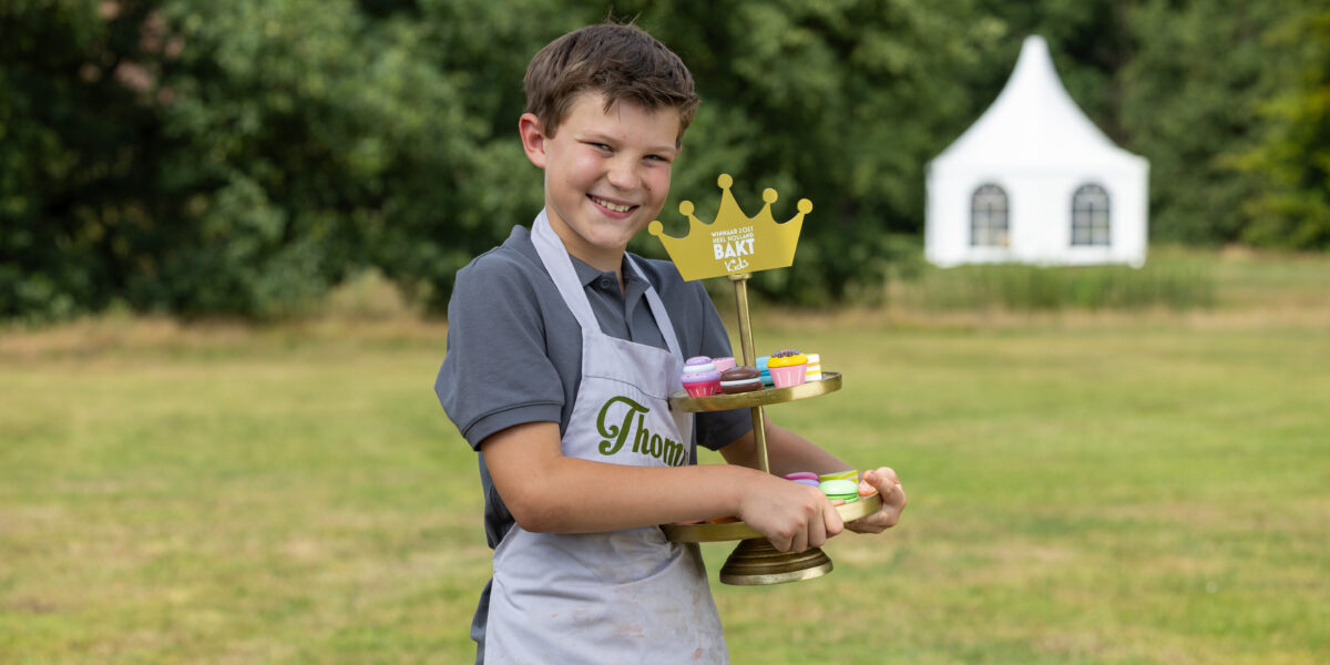 Thomas wint Heel Holland Bakt Kids-bokaal