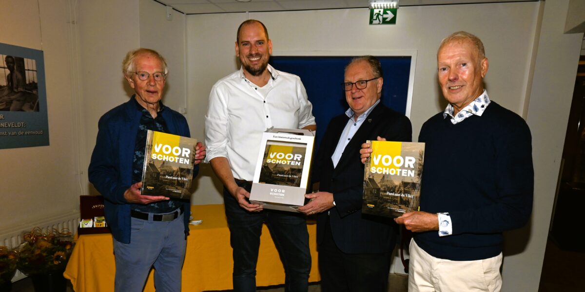 Voorschotense geschiedenis plakken in verzamelalbum