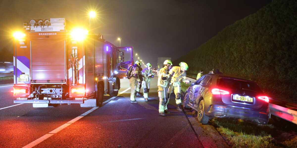 Vrachtwagen van defensie snijdt personenauto op snelweg