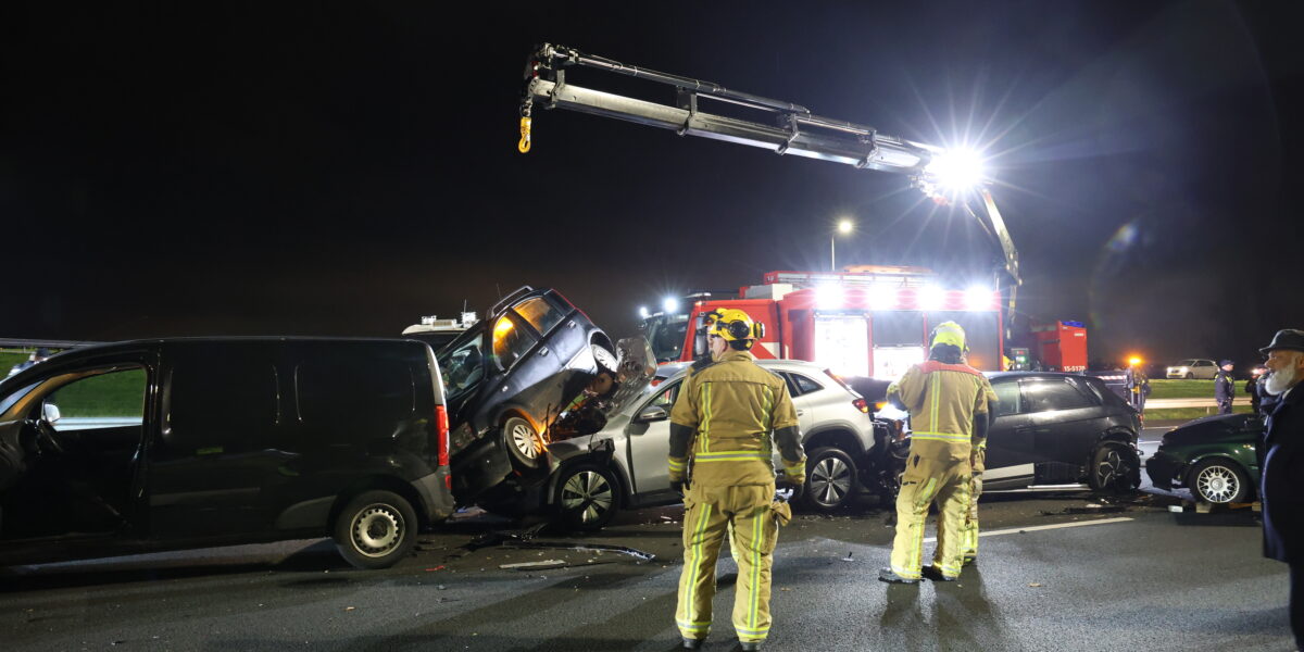 Snelweg bij Leiden dicht na zware aanrijding
